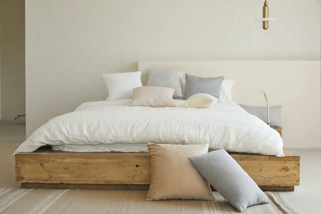 Masivní postel z kvalitního dřeva